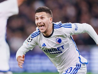 Roony Bardghji z FC Kodaň oslavuje gól, ktorý strelil Manchestru United. 