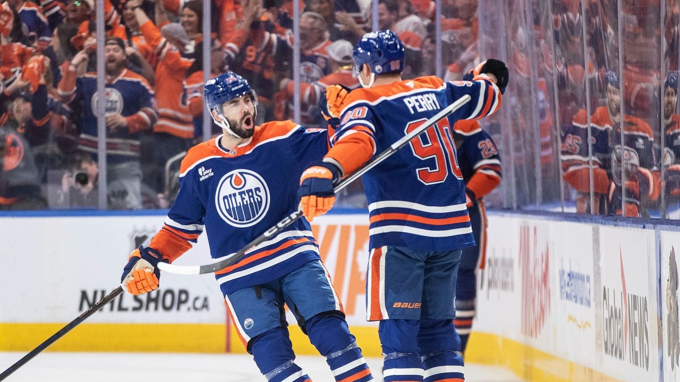 Corey Perry (90) oslavuje gól do siete Vegas.