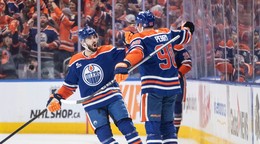 Corey Perry (90) oslavuje gól do siete Vegas.