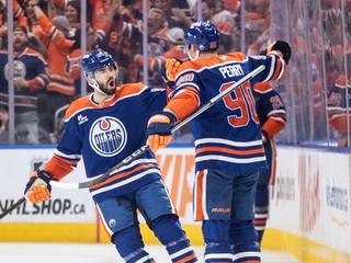Corey Perry (90) oslavuje gól do siete Vegas.
