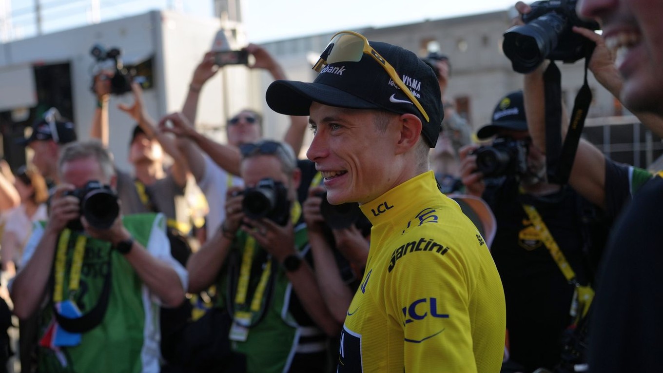 Jonas Vingegaard v žltom drese po prvej etape Tour de France 2026.