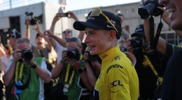 Jonas Vingegaard v žltom drese po prvej etape Tour de France 2026.