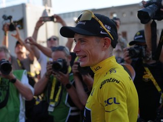 Jonas Vingegaard v žltom drese po prvej etape Tour de France 2026.