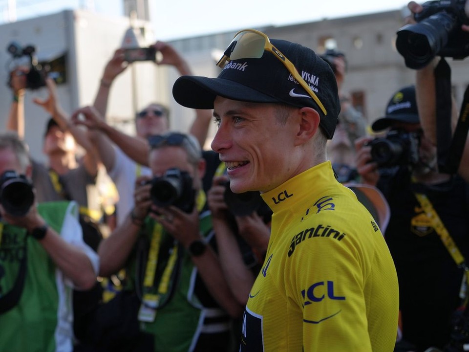 Jonas Vingegaard v žltom drese po prvej etape Tour de France 2026.