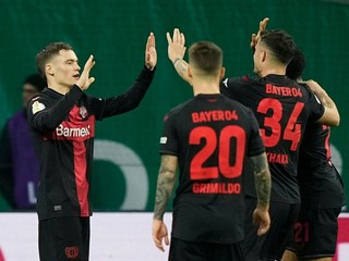 Florian Wirtz (vľavo) sa teší z gólu so svojimi spoluhráčmi Bayeru Leverkusen.