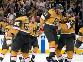 Hokejisti tímu Vegas Golden Knights sa tešia po tom, čo si vybojovali Stanleyho pohár.