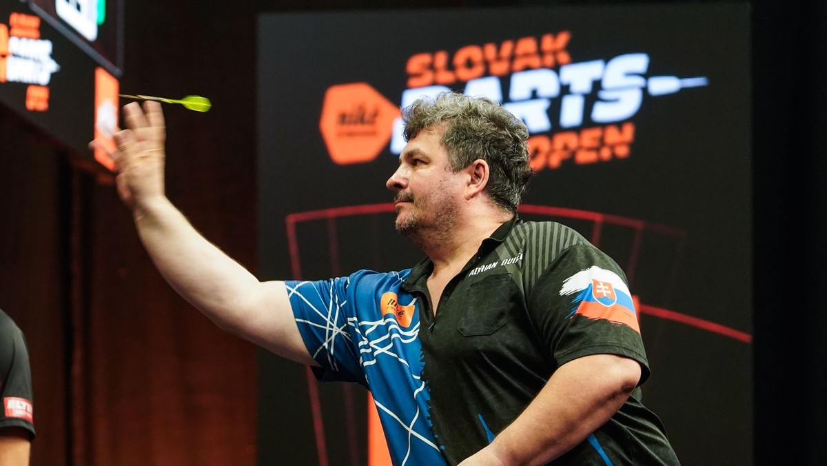 Adrián Dudek počas prvého hracieho dňa Slovak Darts Open 2026. 