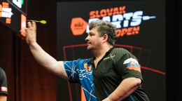 Adrián Dudek počas prvého hracieho dňa Slovak Darts Open 2026.