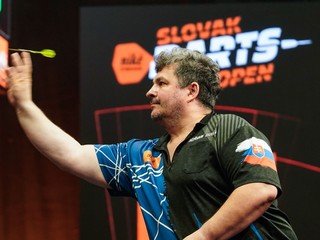Adrián Dudek počas prvého hracieho dňa Slovak Darts Open 2026.
