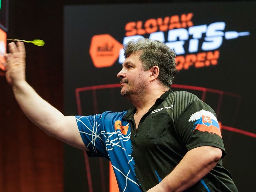 Adrián Dudek počas prvého hracieho dňa Slovak Darts Open 2026. 