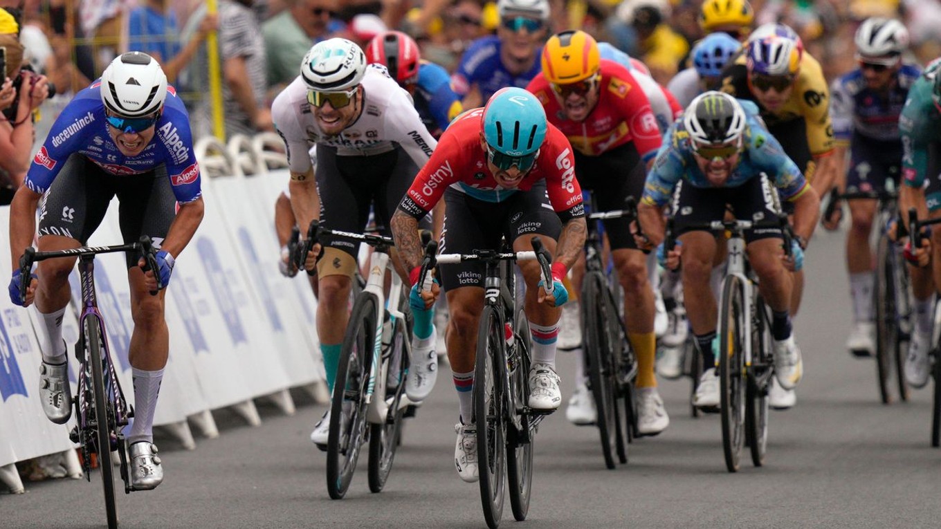 Caleb Ewan (v strede).