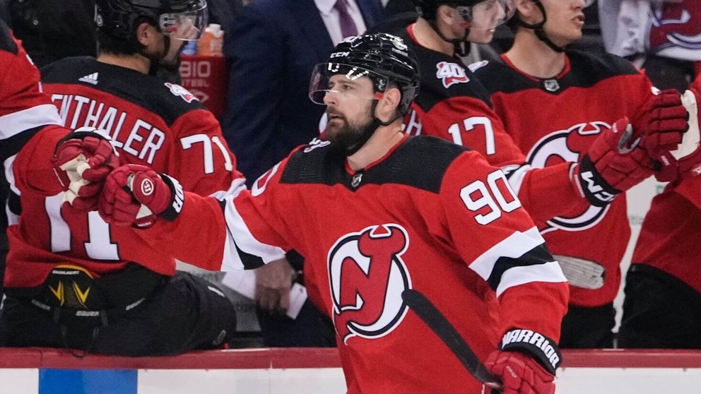 Tomáš Tatar oslavuje gól v drese New Jersey.