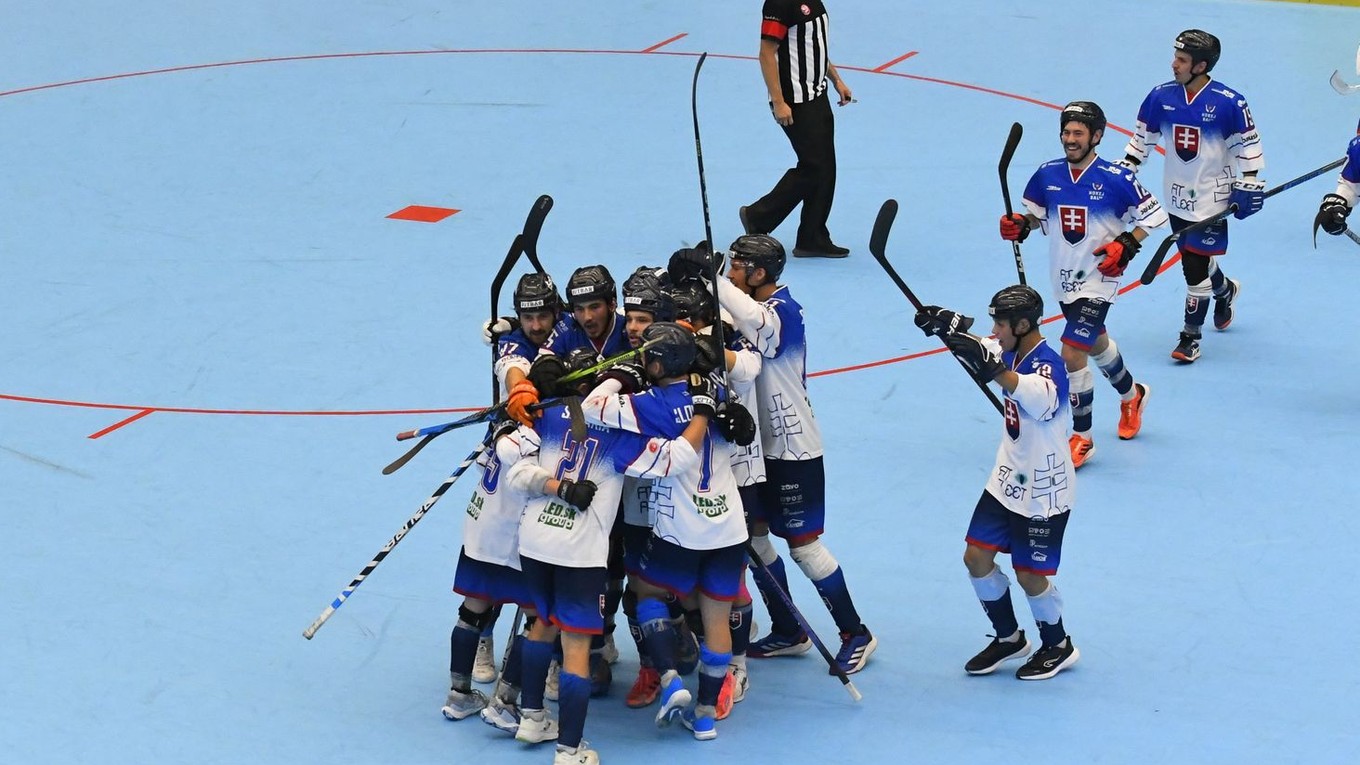 Radosť slovenských hokejbalistov do 23 rokov.