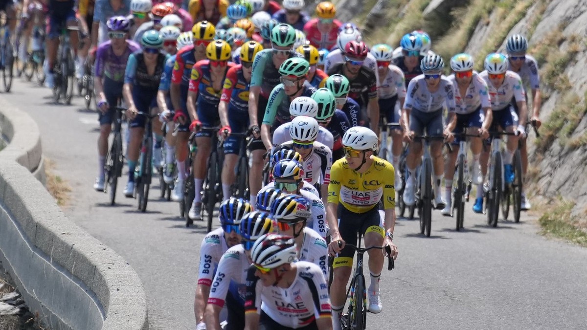 Tadej Pogačar a zvyšok pelotónu počas 19. etapy Tour de France 2026. 
