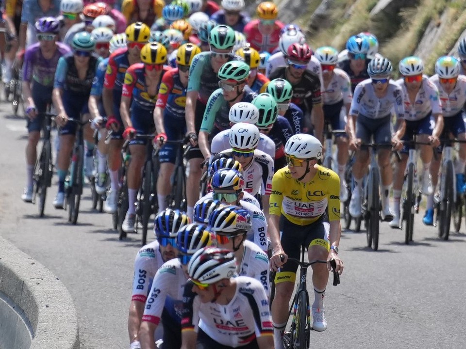Tadej Pogačar a zvyšok pelotónu počas 19. etapy Tour de France 2026. 