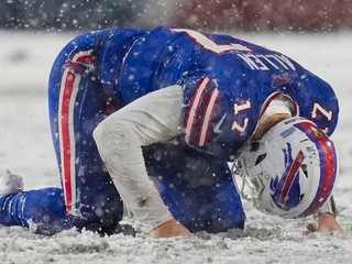 Quarterback Josh Allen počas zasneženého zápasu medzi Buffalom a Cincinnati. 