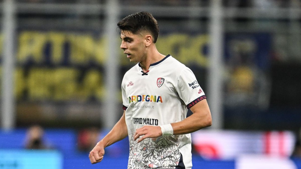 Adam Obert v drese Cagliari Calcio.