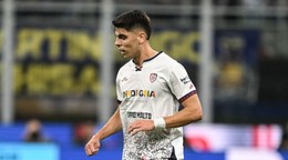 Adam Obert v drese Cagliari Calcio.
