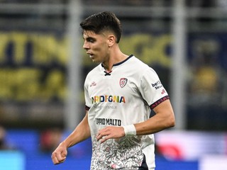 Adam Obert v drese Cagliari Calcio.