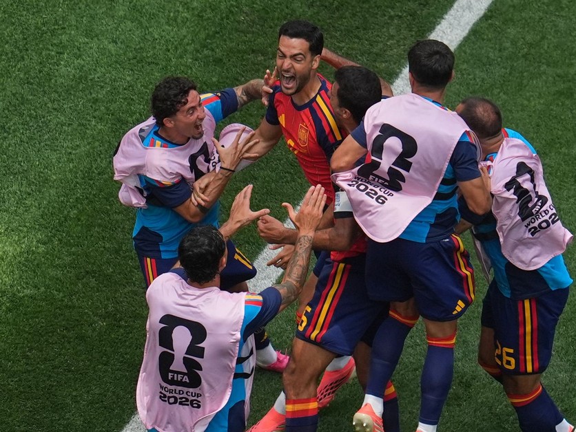 Mikel Merino (6) oslavuje víťazný  gól v zápase Španielska s Belgickom vo štvrťfinále MS vo futbale 2026