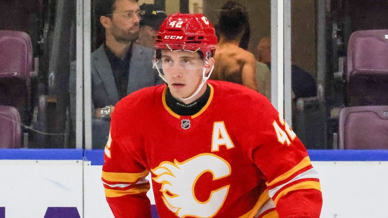 Samuel Honzek v drese Calgary Flames.