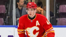 Samuel Honzek v drese Calgary Flames.