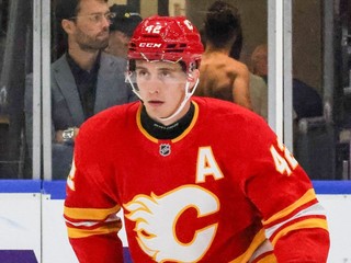 Samuel Honzek v drese Calgary Flames.