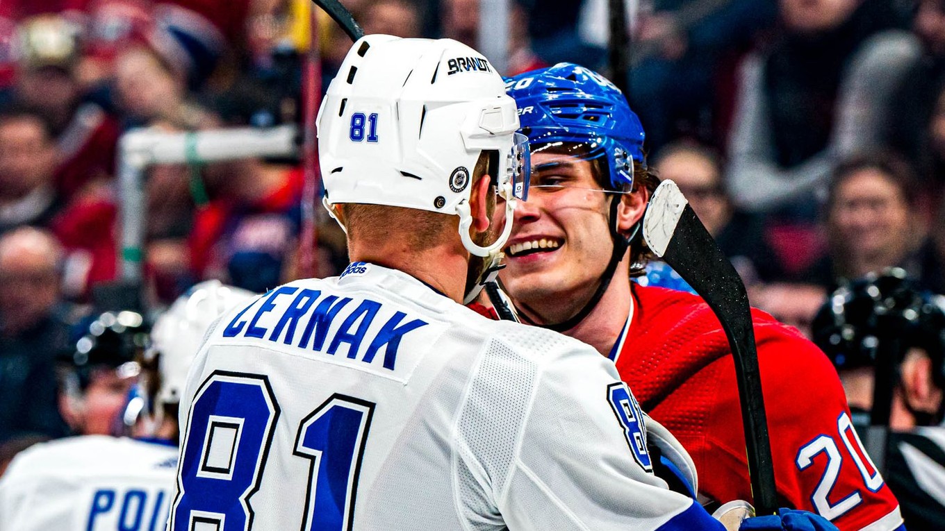 Juraj Slafkovský a Erik Černák v zápase Montreal - Tampa Bay v sezóne 2023/2024.