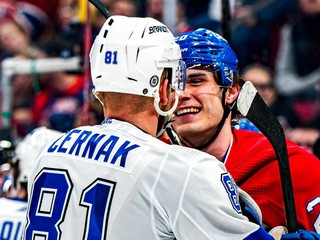 Juraj Slafkovský a Erik Černák v zápase Montreal - Tampa Bay v sezóne 2023/2024.