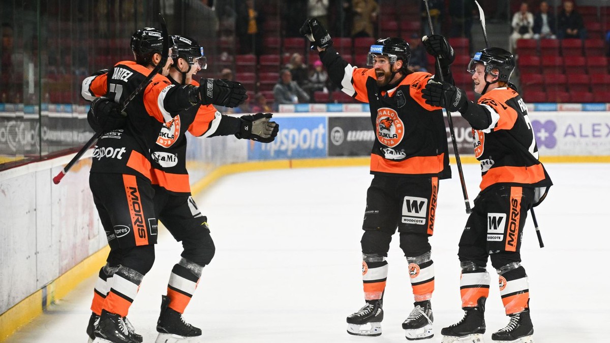 hráči Michaloviec sa tešia z víťazného gólu