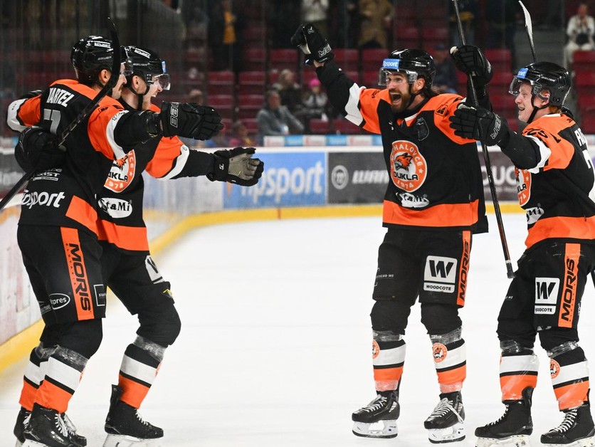 hráči Michaloviec sa tešia z víťazného gólu