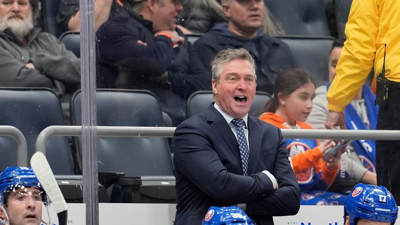Patrick Roy na lavičke New York Islanders.