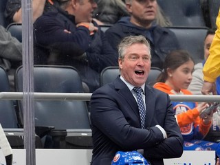 Patrick Roy na lavičke New York Islanders.
