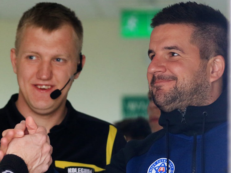 Tréner Martin Žamba sa zdraví s rozhodcami pred zápasom s Maďarskom