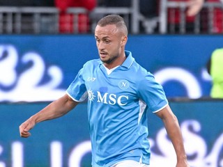 Stanislav Lobotka v drese SSC Neapol v zápase proti Cagliari.