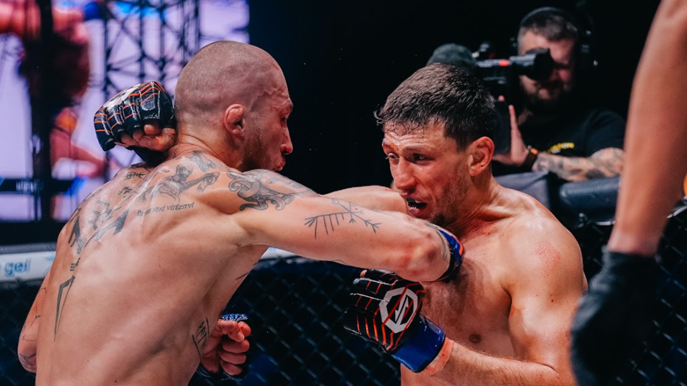 Dominik Humburger (vľavo) v súboji s Markom Hulmem.