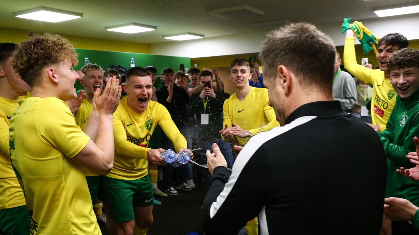 Tréner Ivan Belák sa teší so svojimi zverencami.