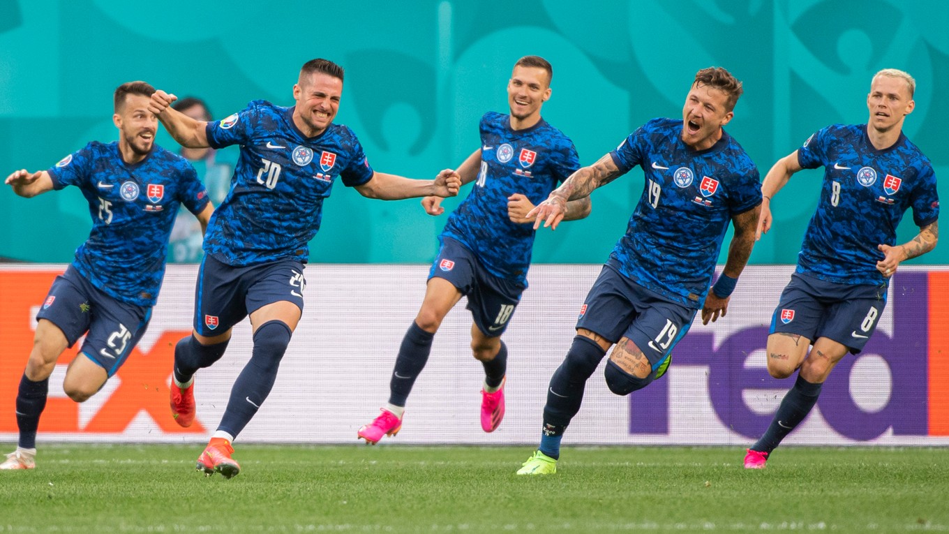 Radosť slovenských futbalistov po tom, čo na EURO 2020 zdolali Poľsko.