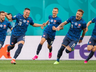 Radosť slovenských futbalistov po tom, čo na EURO 2020 zdolali Poľsko.