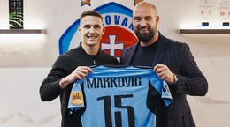 Svetozar Markovič pózuje s dresom Slovana