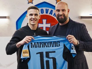 Svetozar Markovič pózuje s dresom Slovana