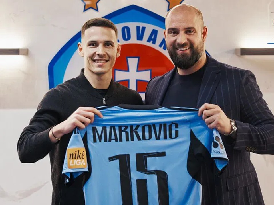 Svetozar Markovič pózuje s dresom Slovana