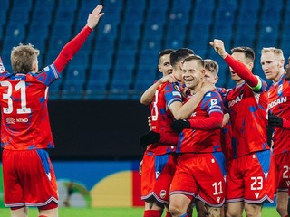 Hráči FC Viktoria Plzeň sa radujú z gólu