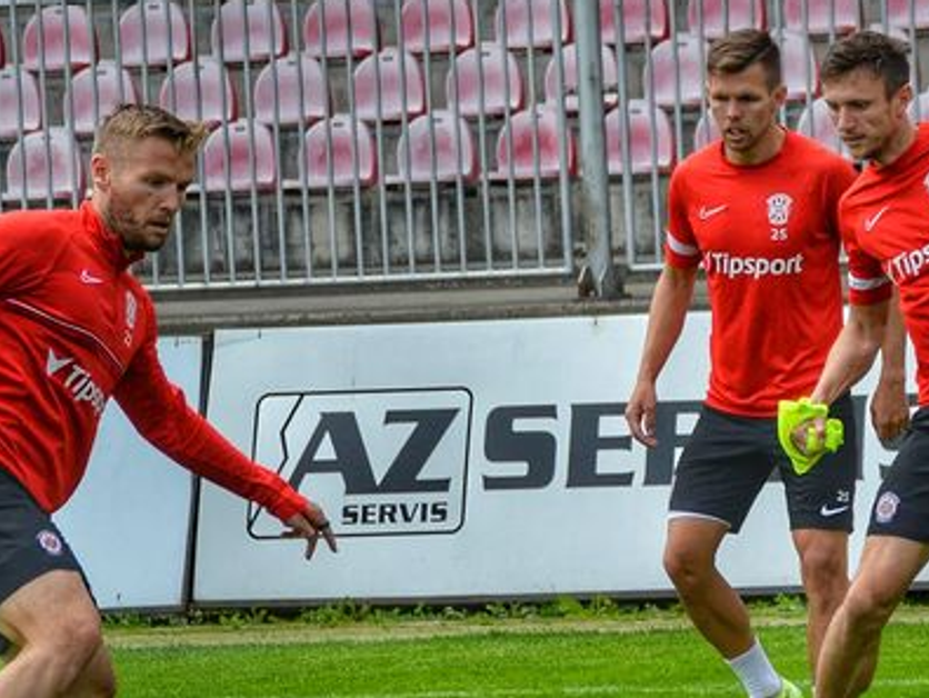 Na snímke sú futbalisti tímu Zbrojovka Brno počas tréningu. 