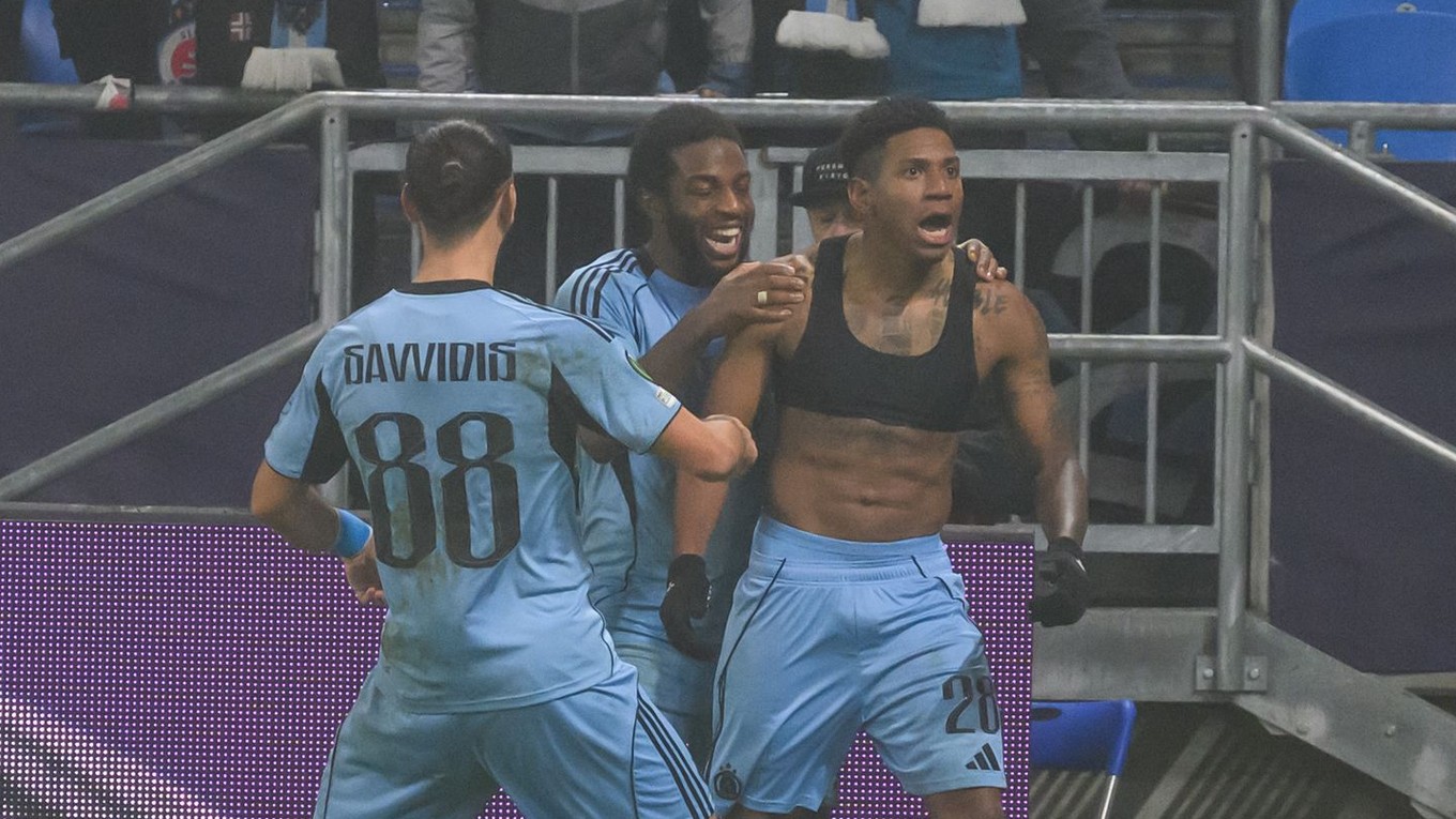 Na snímke vpravo Cesar Blackman (Slovan) sa teší z gólu 