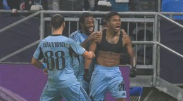 Na snímke vpravo Cesar Blackman (Slovan) sa teší z gólu 