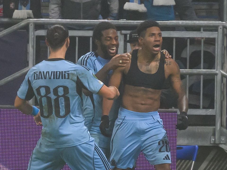 Na snímke vpravo Cesar Blackman (Slovan) sa teší z gólu 