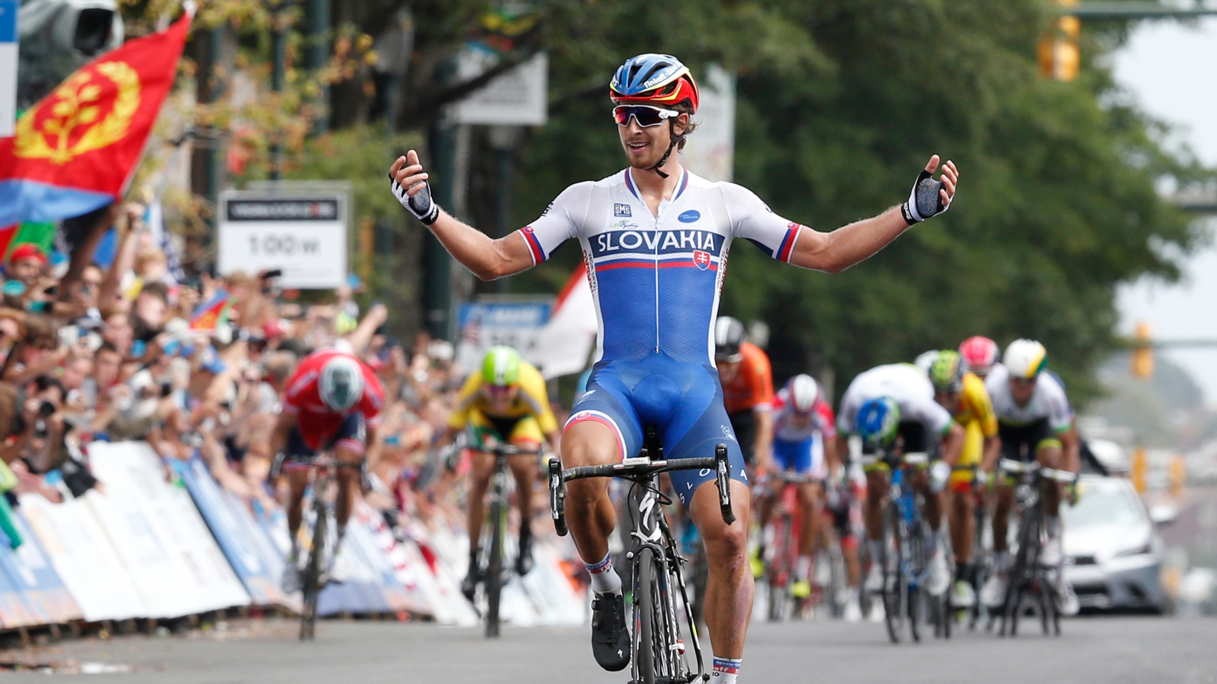 Víťazné gesto Petra Sagana v cieli MS v cyklistike 2015 v americkom Richmonde.