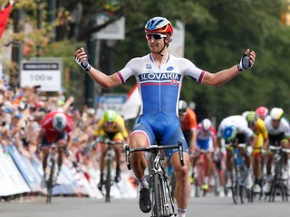 Víťazné gesto Petra Sagana v cieli MS v cyklistike 2015 v americkom Richmonde.
