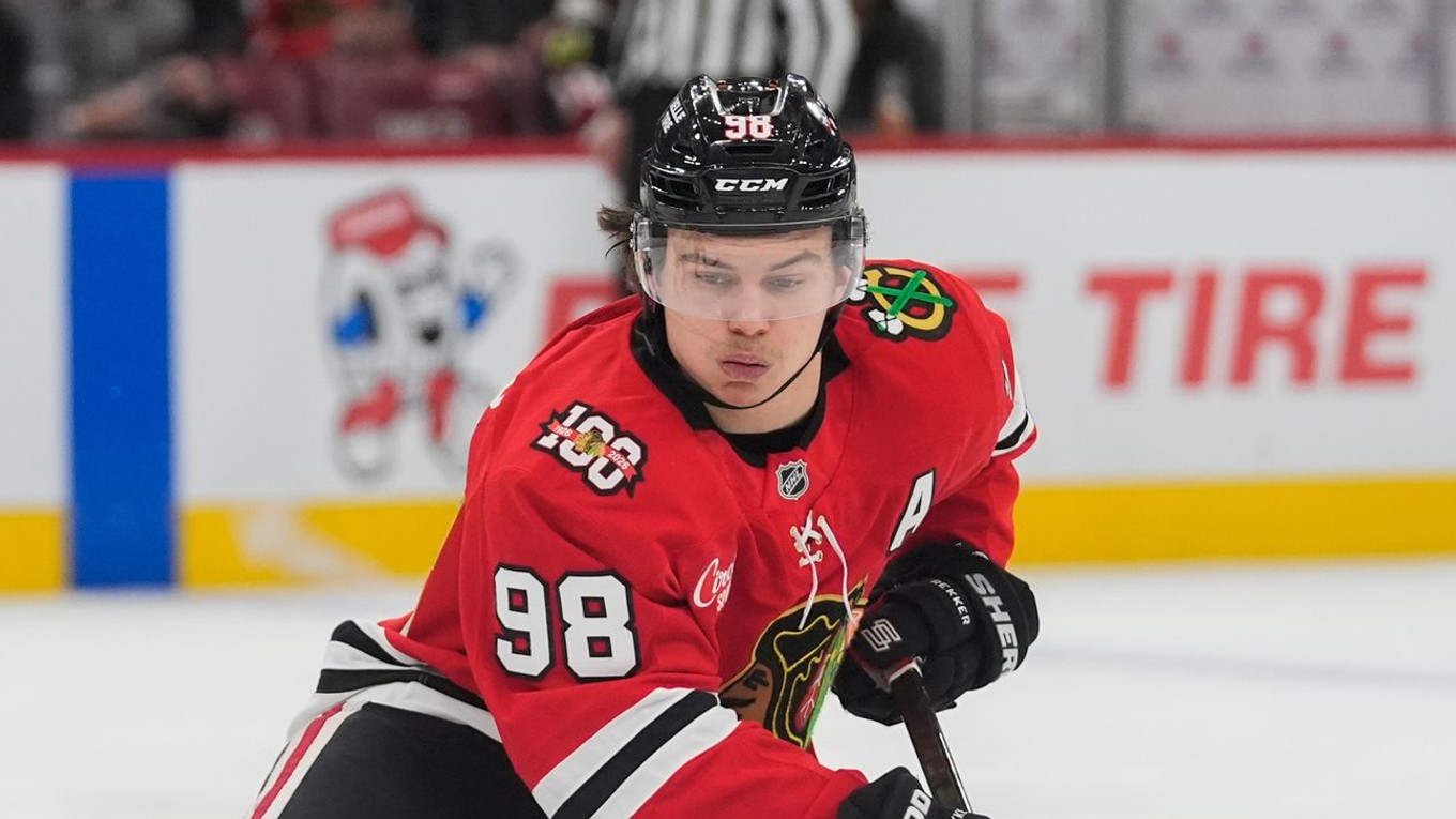 Connor Bedard (98) v drese Chicaga Blackhawks.